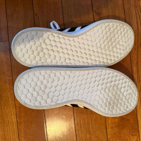 Adidas Cloudfoam White and Black Shoes - Picture 2 of 5